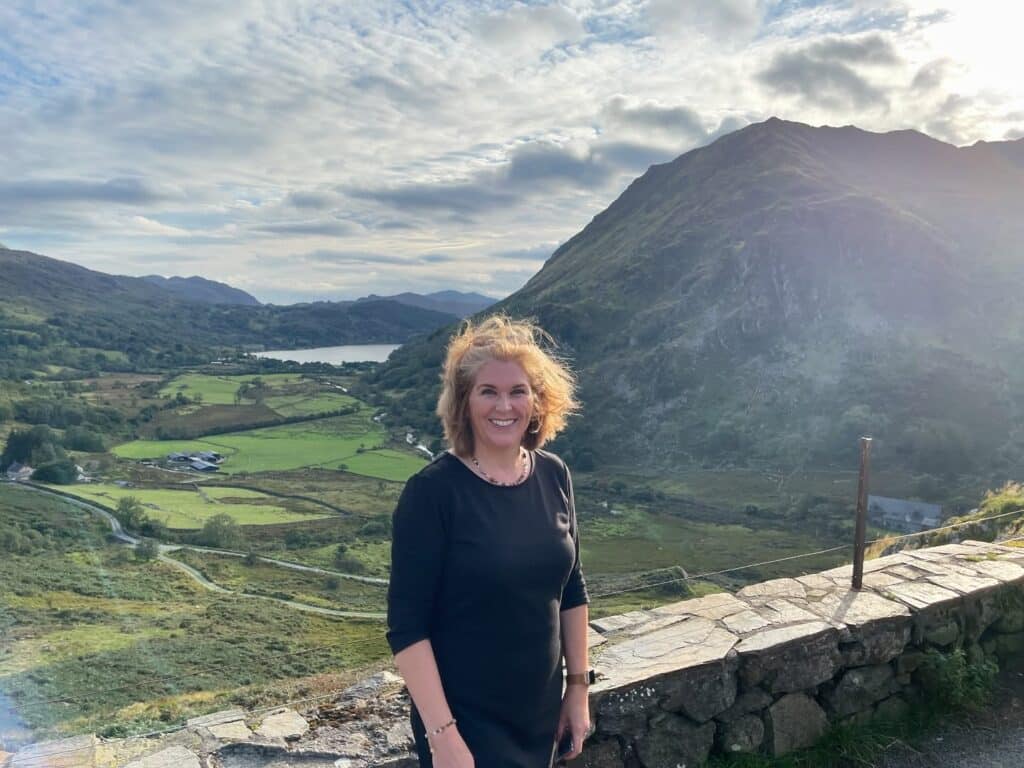 Sandra Regnier mit Blick über den Snowdonia National Park in Wales