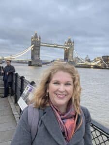 Sandra Regnier vor der Tower Bridge in London