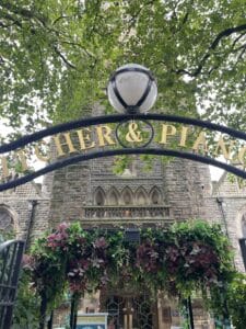 Eingang des Pitcher & Piano in Nottingham, einer ehemaligen Kirche