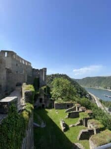 Blick über das Mittelrheintal mit Burgen, Rhein und Weinbergen als Inspiration für Fantasyromane