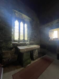 Altar der St. Clether Holy Well Chapel in Cornwall
